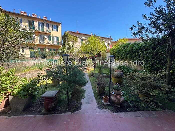 Appartamento con 5 locali in vendita in Via Enrico Petrella, Firenze