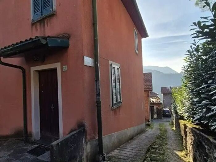 Casa quadrilocale in vendita in Faggeto Lario