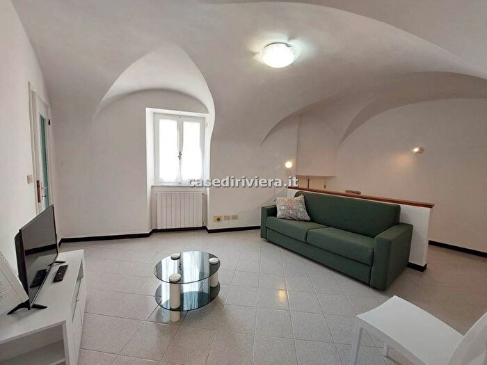 Appartamento trilocale in affitto in Piazza Aicardi, Centro, Finale Ligure