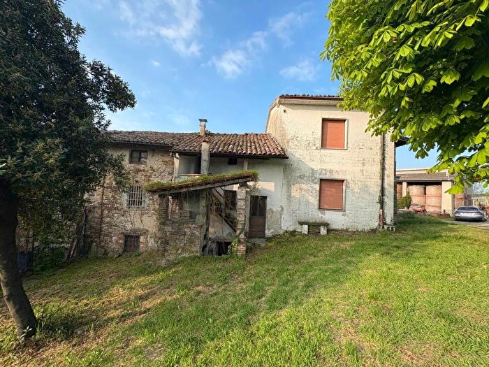 Casa con 8 locali in vendita in Agazzano