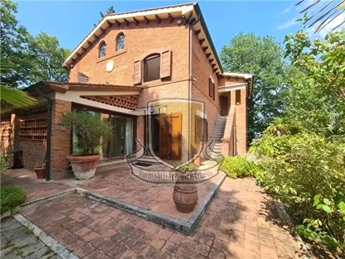 Casa con 11 locali in vendita in Cetona