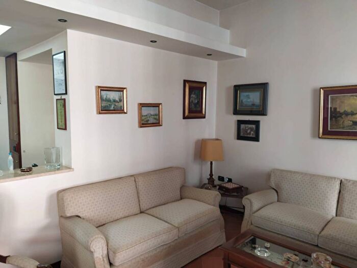 Appartamento trilocale in affitto in Vico Cacciottoli, Vomero, Napoli