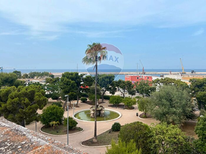 Casa con 7 locali in vendita in Monopoli