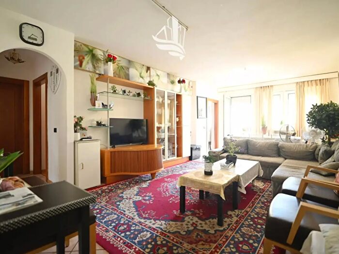 Appartamento trilocale in vendita in Via Laurin, Merano