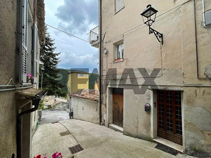 Appartamento con 7 locali in vendita in Vicolo Uccellini, Arcevia