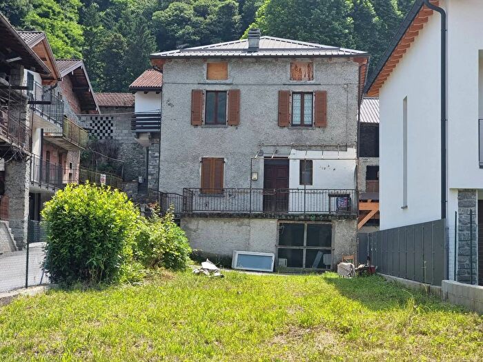 Casa con 8 locali in vendita in Via Spinida Dubino, Dubino