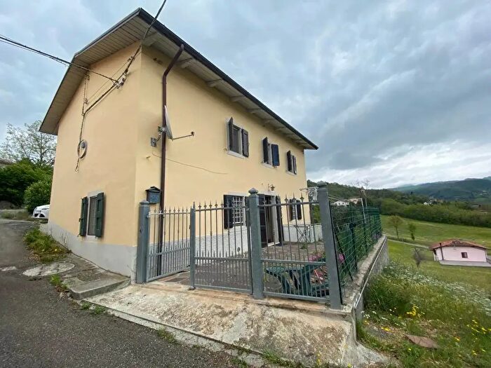 Casa con 8 locali in vendita in Via Cornacchiara, Camugnano