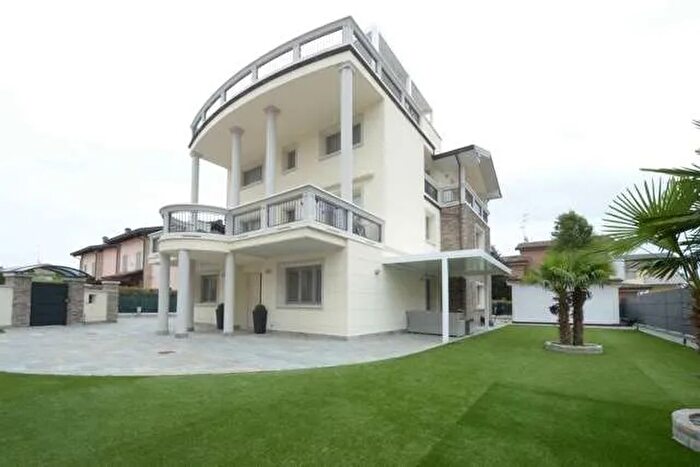 Appartamento con 10 locali in vendita in Via De Lama, Colorno