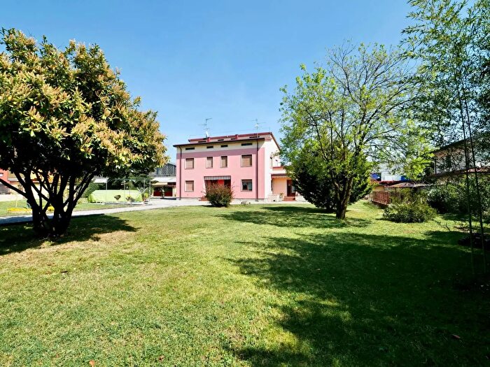 Casa con 5 locali in vendita in Via Vivaldi, Boltiere