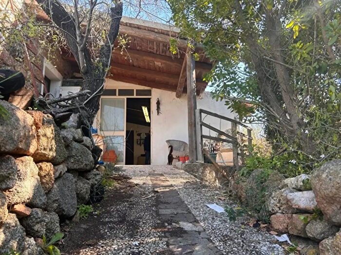 Casa con 6 locali in vendita in Aglientu