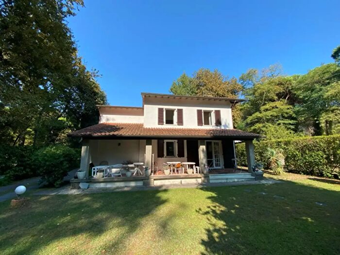 Casa con 7 locali in vendita in Massa