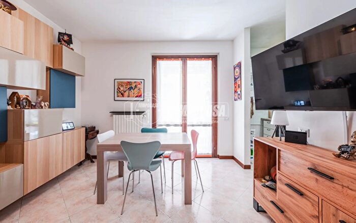 Appartamento trilocale in vendita in Via Privata Luigi Borgomainerio, Milano