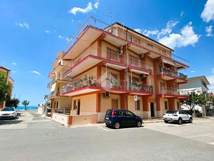 Appartamento trilocale in vendita in Via Cristoforo Colombo, Acquappesa