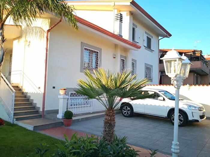 Casa quadrilocale in vendita in Via Avola, Roma