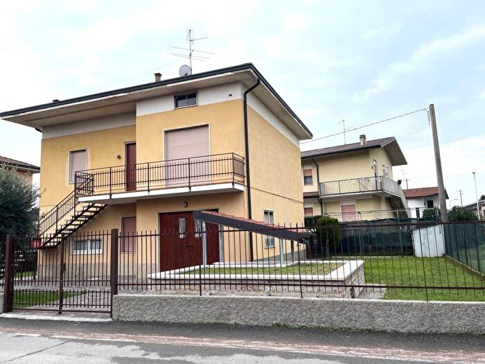 Appartamento trilocale in affitto in Via G Carnovali, Azzano San Paolo