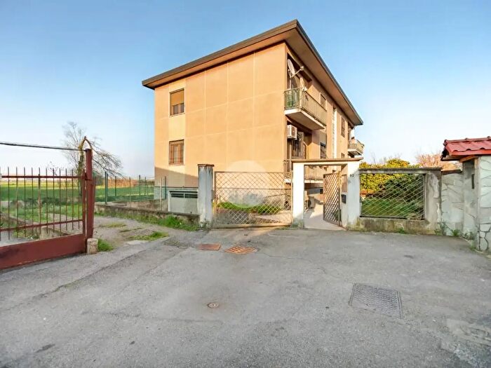 Appartamento trilocale in vendita in Via Porra, Bollate