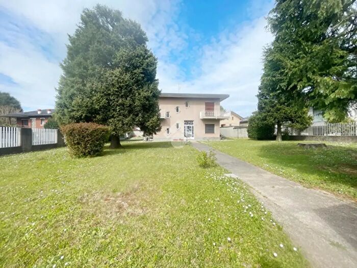 Casa con 5 locali in vendita in Via Ugo Foscolo, Gerenzano