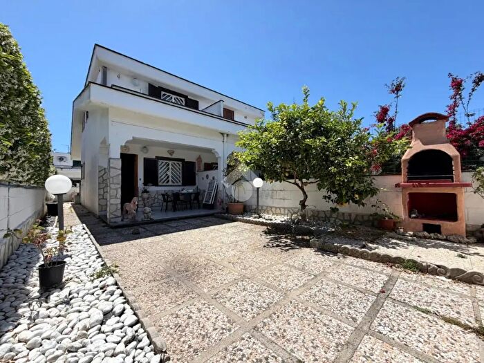 Casa quadrilocale in vendita in Viale Nuova California, Ardea