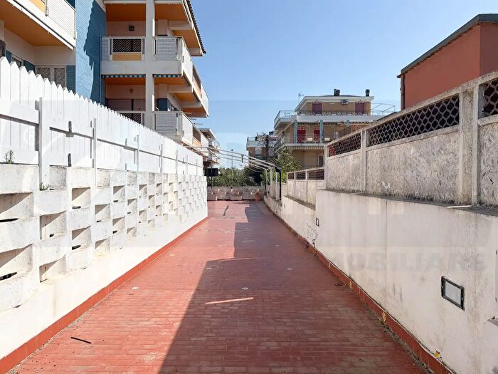 Appartamento trilocale in vendita in Via Ischia, Pomezia