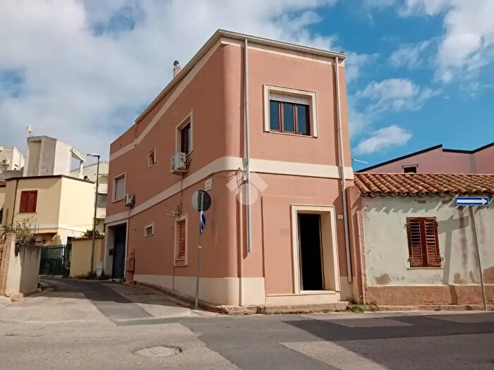 Casa trilocale in vendita in Via Santa Barbara, Capoterra