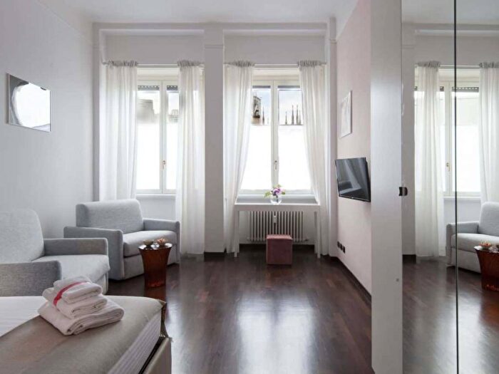 Appartamento bilocale in affitto in Galleria del Corso, Duomo, Milano