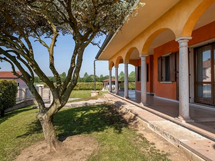 Casa con 7 locali in vendita in Isola Della Scala