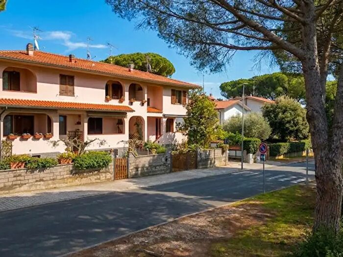 Appartamento quadrilocale in vendita in Via Lago di Como, Rosignano Marittimo