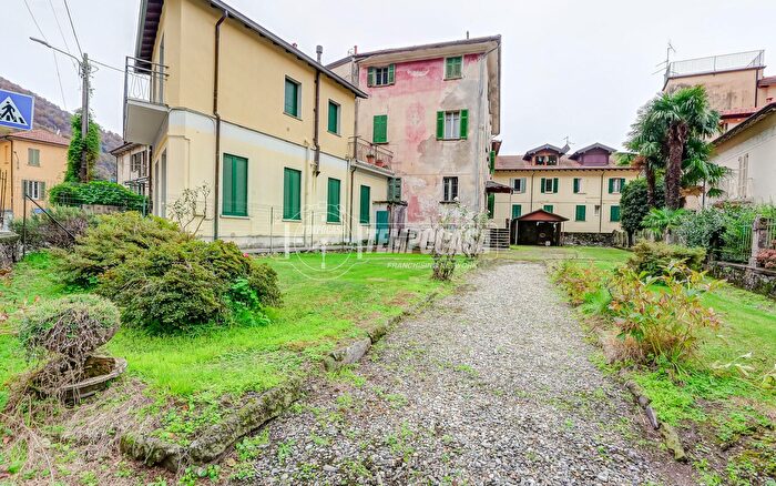 Casa con 12 locali in vendita in Via Catenazzi Antonio, Maccagno con Pino e Veddasca