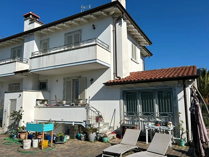 Casa con 11 locali in vendita in Camaiore