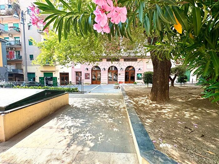 Appartamento trilocale in vendita in Via Peppino De Filippo, Napoli