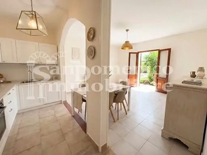 Casa con 10 locali in vendita in Cascina