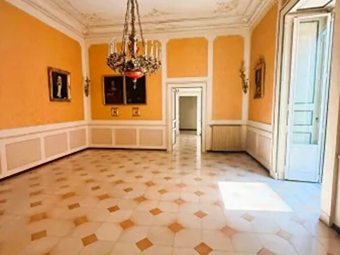Appartamento con 6 locali in vendita in Via Monte di Dio, Napoli