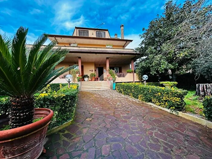 Casa con 10 locali in vendita in Via Terminillo, Aprilia