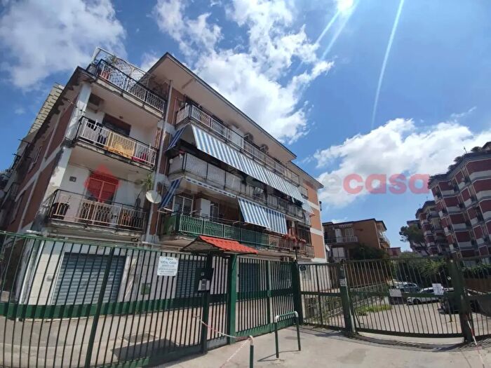 Appartamento trilocale in vendita in Via Epomeo, Napoli
