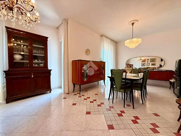 Appartamento con 5 locali in vendita in Via Tenente Michele Larovere, Bitonto