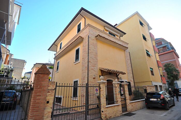 Casa con 13 locali in vendita in Via Livenza, San Benedetto Del Tronto