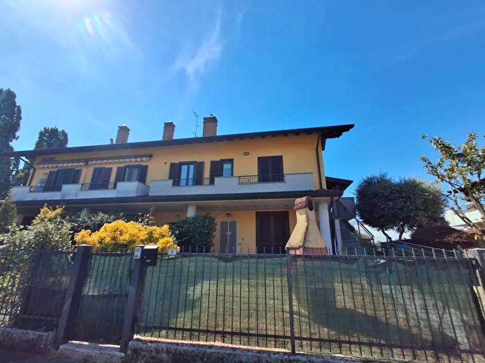 Appartamento trilocale in vendita in Via Dante Nicolini, Pieve Fissiraga