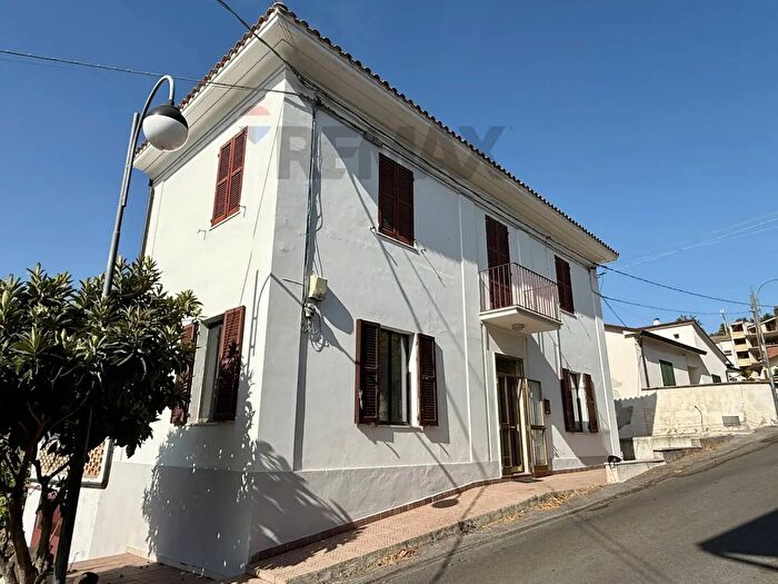 Casa con 8 locali in vendita in Via Colmarino, Miglianico