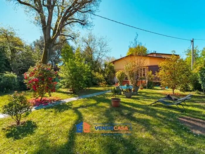 Casa con 6 locali in vendita in Via Stradella, Massa