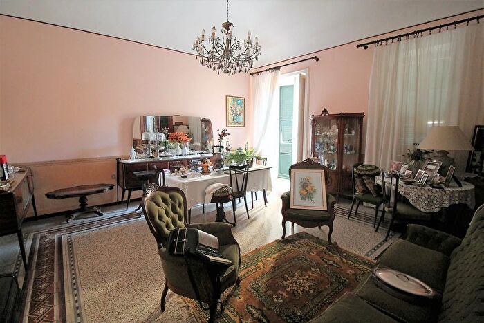 Appartamento con 6 locali in vendita in Via Maestranza, Siracusa