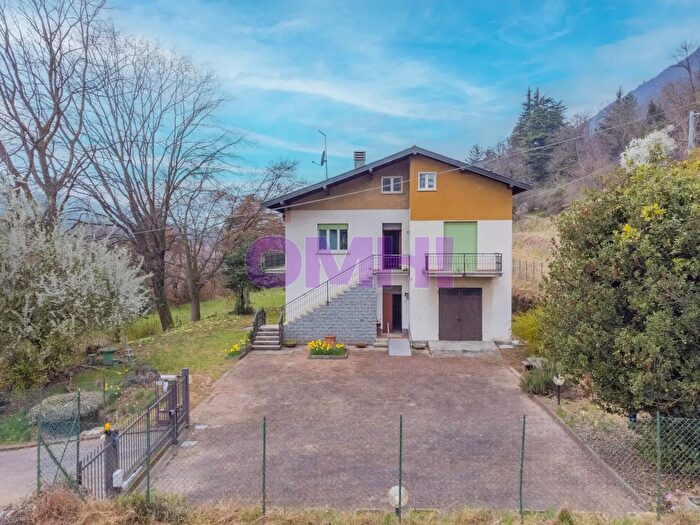 Casa con 6 locali in vendita in Laveno, Cittiglio