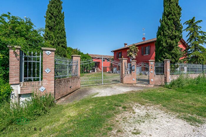 Casa con 7 locali in vendita in Via Cacciatori, Crevalcore