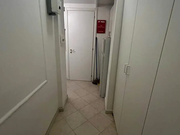 Appartamento bilocale in affitto in Via Chiaia, Napoli