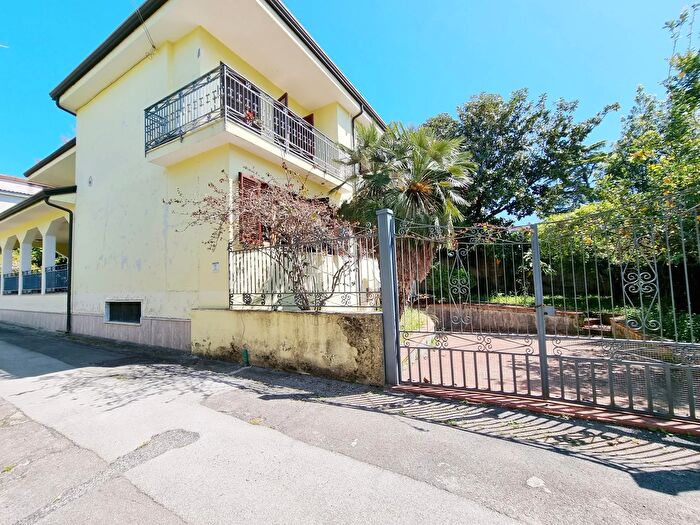 Casa con 5 locali in vendita in Via Montelungo, Caserta