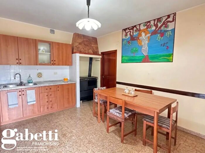 Appartamento con 5 locali in vendita in Cda Oceri, Piraino