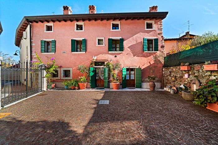 Casa con 6 locali in vendita in Affi