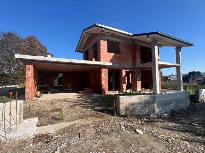 Casa quadrilocale in vendita in Via Cavalieri di Vittorio Veneto, Angera