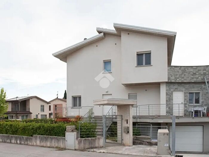 Casa con 11 locali in vendita in Via Felice Damiani, Gubbio