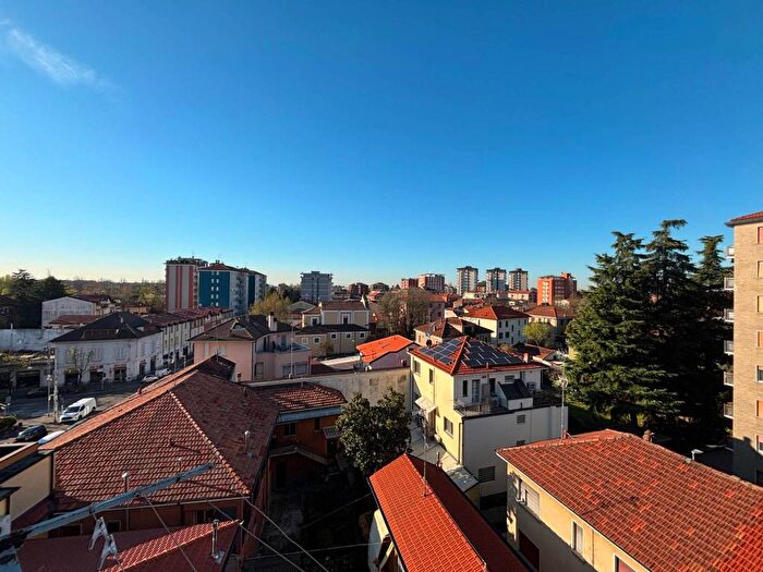 Appartamento quadrilocale in affitto in Viale Enrico Pedretti, Cusano Milanino