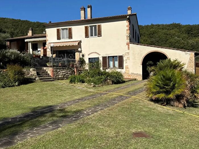 Casa con 12 locali in vendita in Collesalvetti